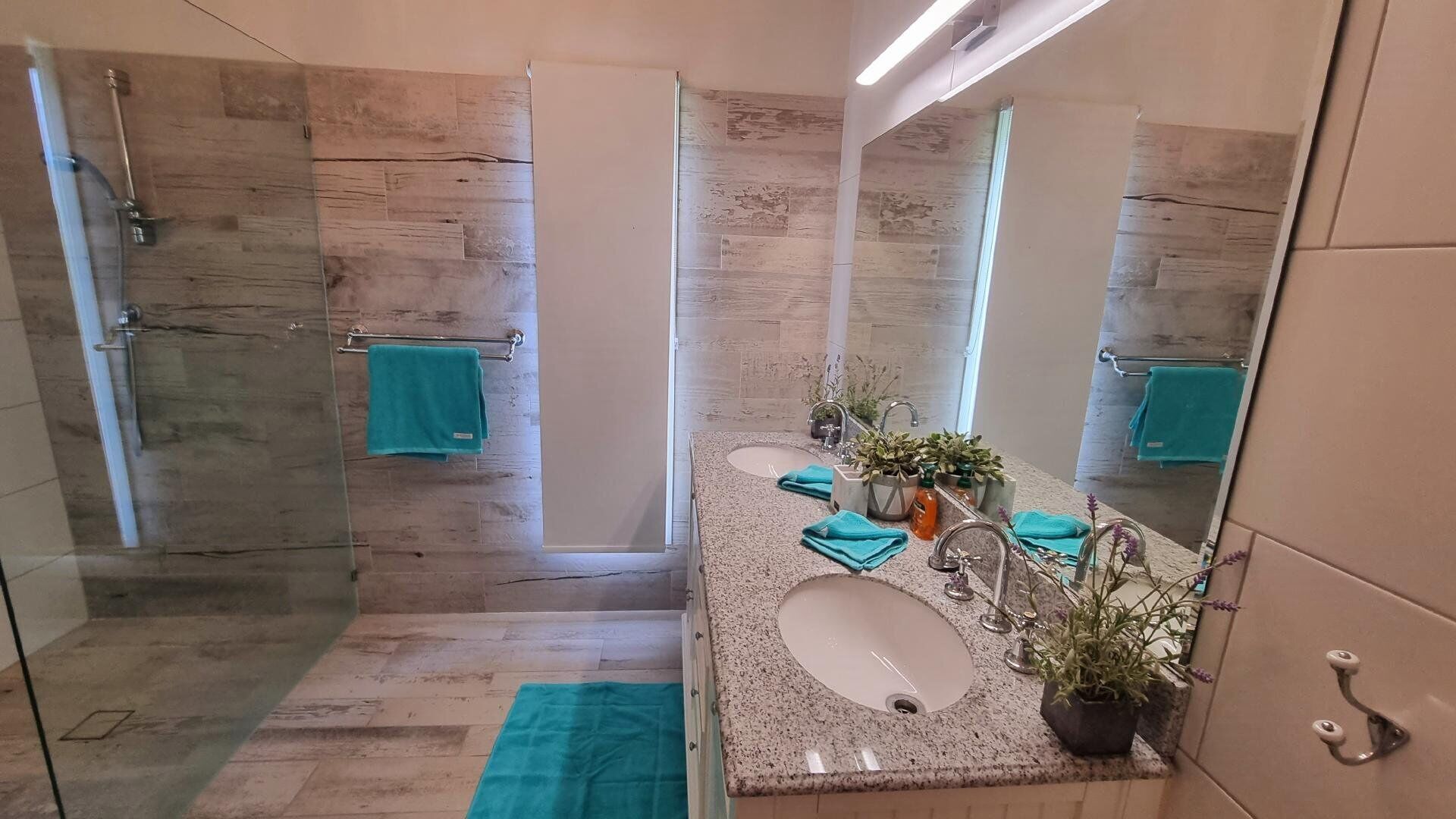 Douche, sèche-cheveux, serviettes fournies