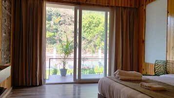 Deluxe Double Room | Egyptian cotton sheets, premium bedding, memory-foam beds, desk