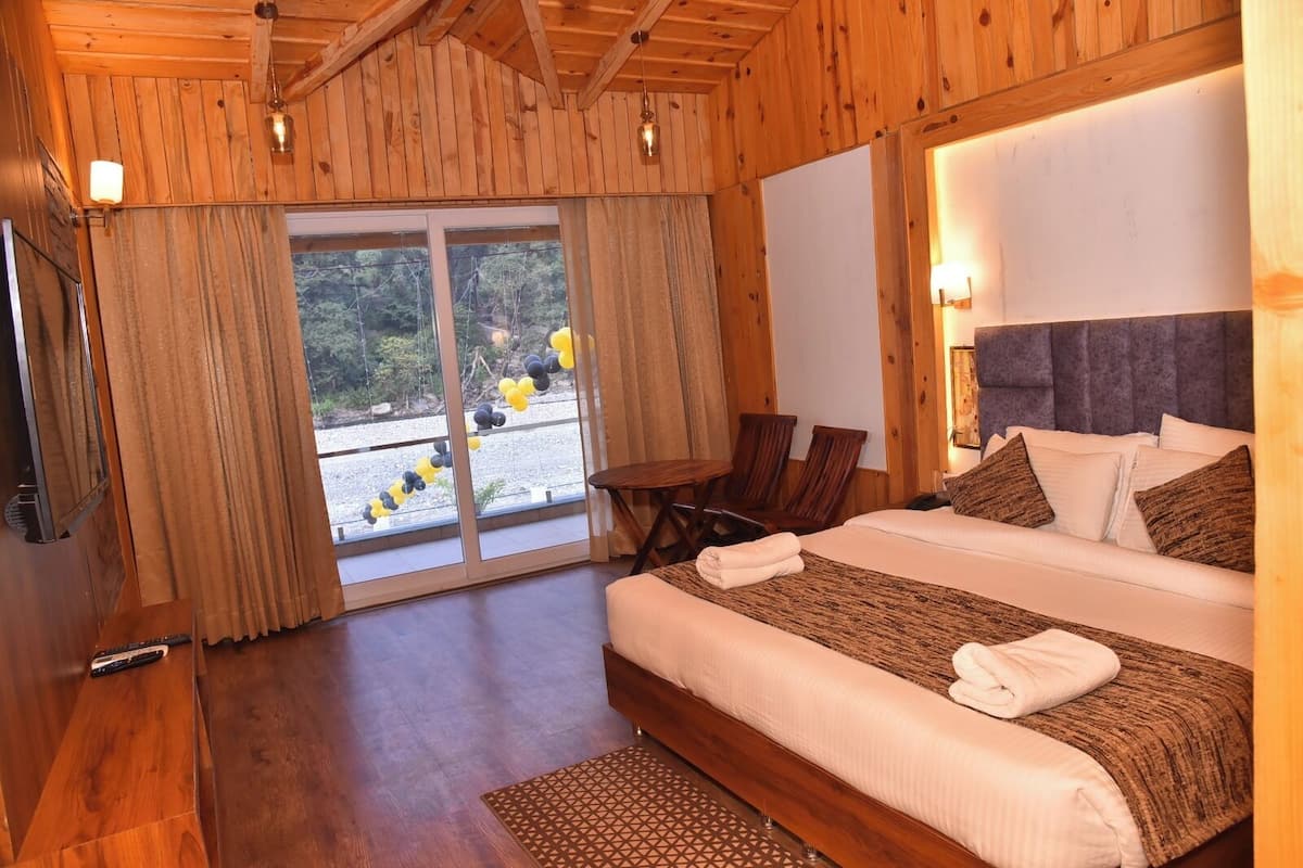 Luxury Room | Egyptian cotton sheets, premium bedding, memory foam beds, desk