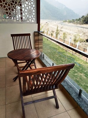 Luxury Room | Balcony view - Qcent Woods Spa & Resort (Yamkeshwar)