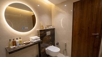 Habitación de lujo | Baño | Regadera, regadera tipo lluvia, amenidades de baño gratuitas, toallas