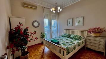 3 bedrooms, travel cot, free WiFi, bed sheets
