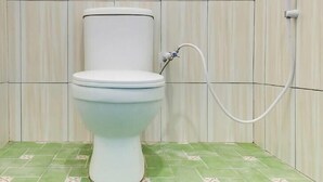 Un baño con inodoro, ducha y ventana.