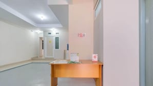 Un mostrador de recepción en el vestíbulo de un hotel, con un diseño moderno y limpio.