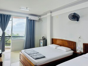 Habitación cuádruple de lujo | Zona de estar | Televisión de 32 pulgadas con canales por cable