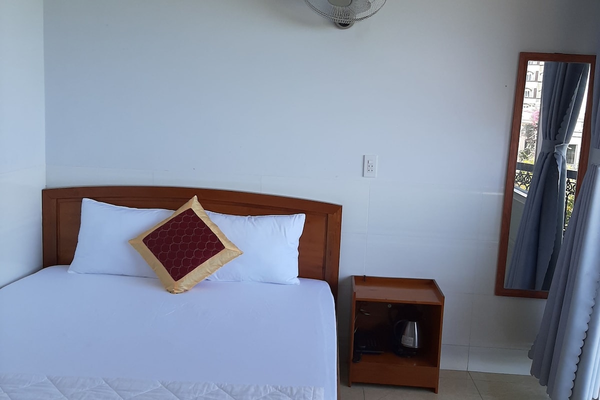 Minibar, desk, soundproofing, WiFi