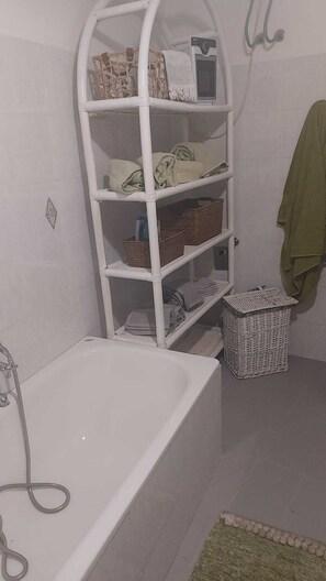 Haartrockner, Bidet, Handtücher