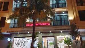 Un hotel a più piani con balconi e un cartello con scritto 'HA LON BAY TCHOTEL'.