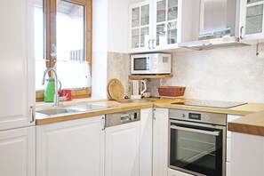 Kjøleskap, ovn, oppvaskmaskin og vannkoker