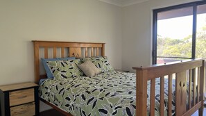 5 bedrooms, desk, Internet, bed sheets