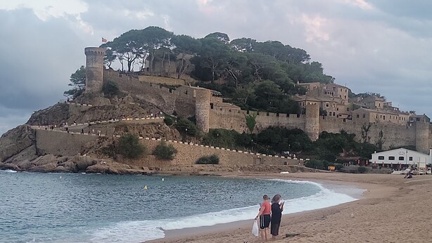 A coastal castle with a beach in the foreground. - Apartment Grand Costa Brava (Canyelles)