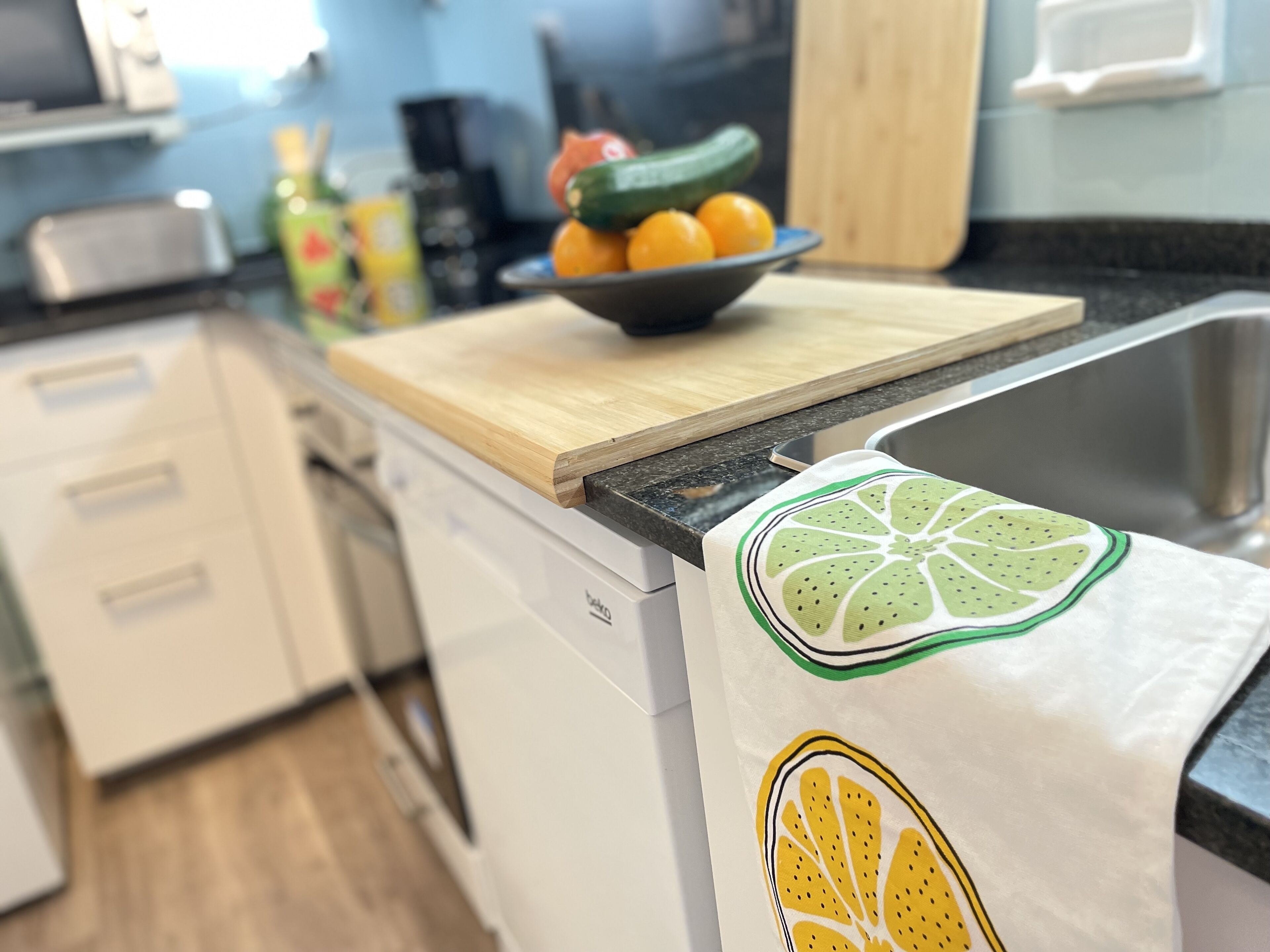 Microondas, horno, placa de cocina y lavavajillas
