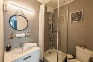 Douche, sèche-cheveux, serviettes fournies, savon