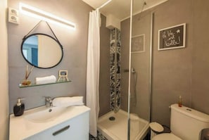 Douche, sèche-cheveux, serviettes fournies, savon