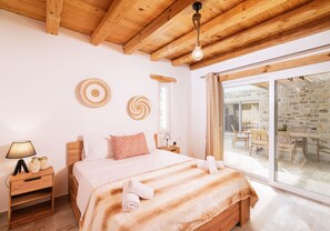 4 bedrooms, desk, soundproofing, iron/ironing board