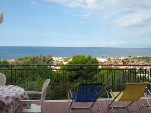 Apartment in private villa with splendid sea view and swimming pool