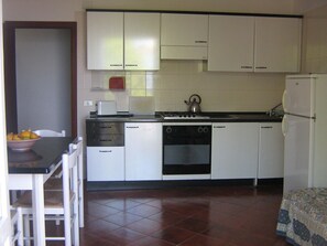 Køleskab, ovn, kogeplade, højstol