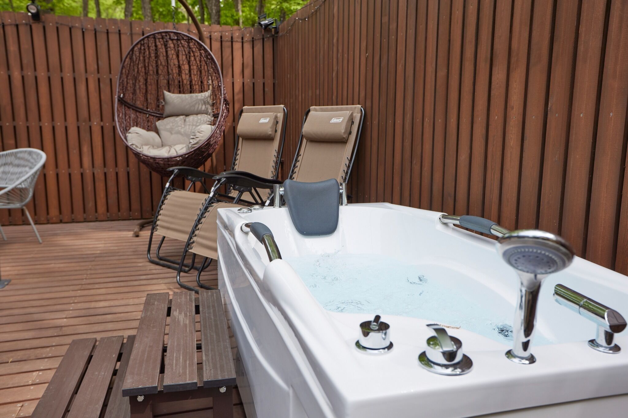 Outdoor spa tub