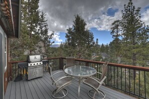 Outdoor dining - Pacific Crest Trail Cabin By Destination Big Bear: Spa! Stone Fireplaces! Vaulted Ceilings! (Big Bear City)
