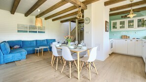 Ferienhütte (369) | Wohnbereich | 30-Zoll-Flachbildfernseher mit Satellitenempfang, Fernseher, Kamin