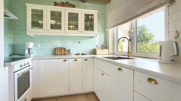 Cabaña (369) | Cocina básica privada | Frigorífico, horno, placa de cocina y lavavajillas