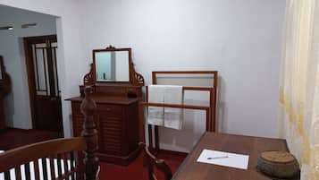 Family Villa | Desk, laptop workspace, iron/ironing board, free WiFi