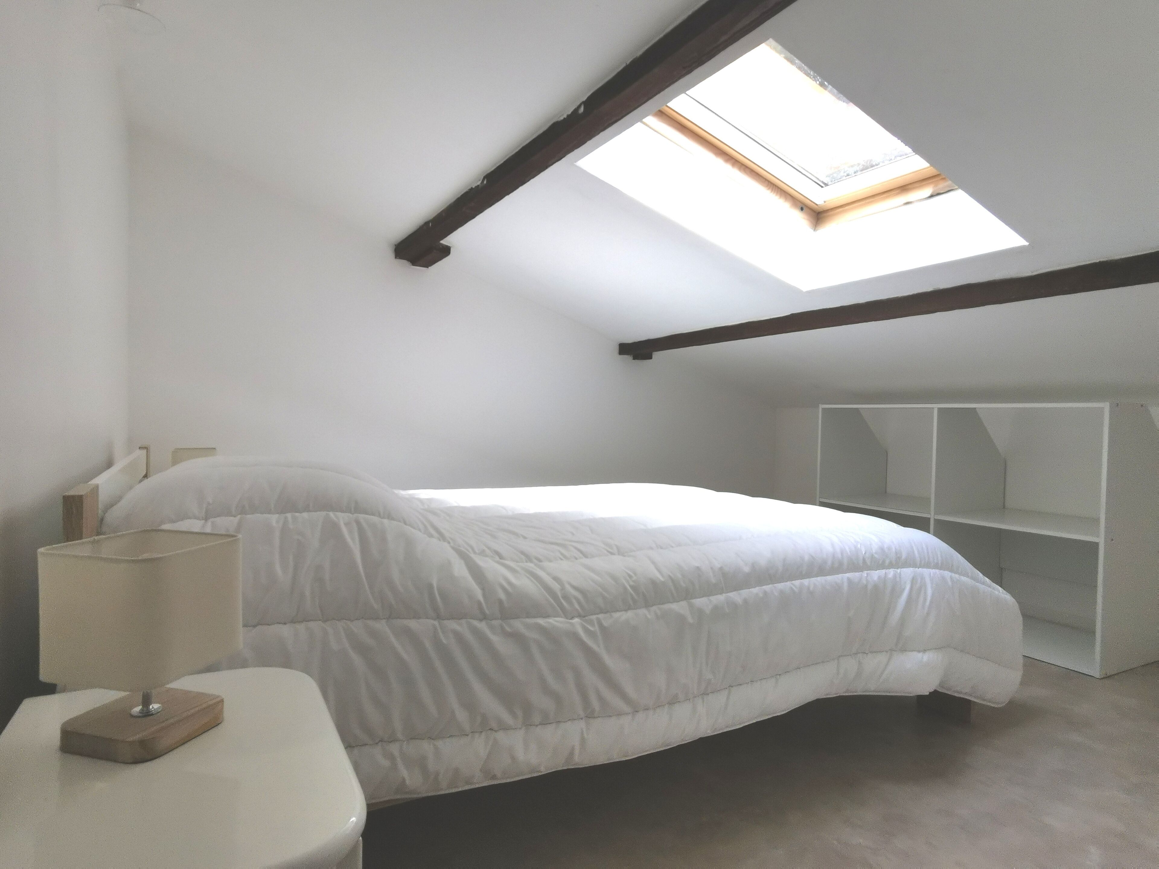 2 slaapkamers, een strijkplank/strijkijzer, reisbedje