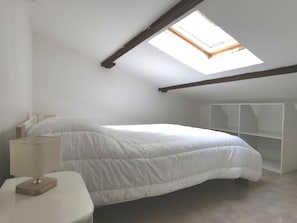 2 عدّة غرف نوم ومكواة/لوح كي وسرير سفر