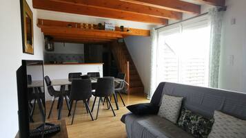 Een televisie en boeken