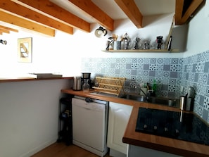 Réfrigérateur, four à micro-ondes, un four, surface de cuisson
