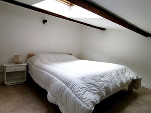 2 chambres, fer et planche à repasser, lit parapluie