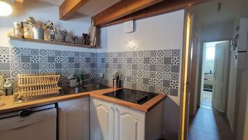 Een koelkast, een magnetron, een oven, een kookplaat