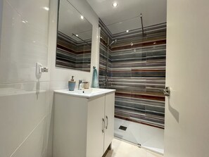 Douche, sèche-cheveux, serviettes fournies, savon