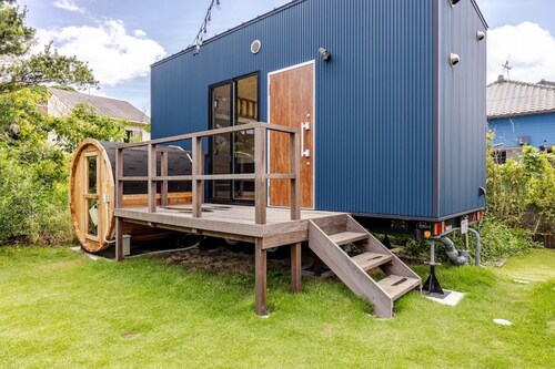 海3分/ バレルサウナ・BBQ・焚火・屋外バスタブ・子供用プール貸出/ トレーラーハウス2棟と芝生庭 / いすみ市 千葉県