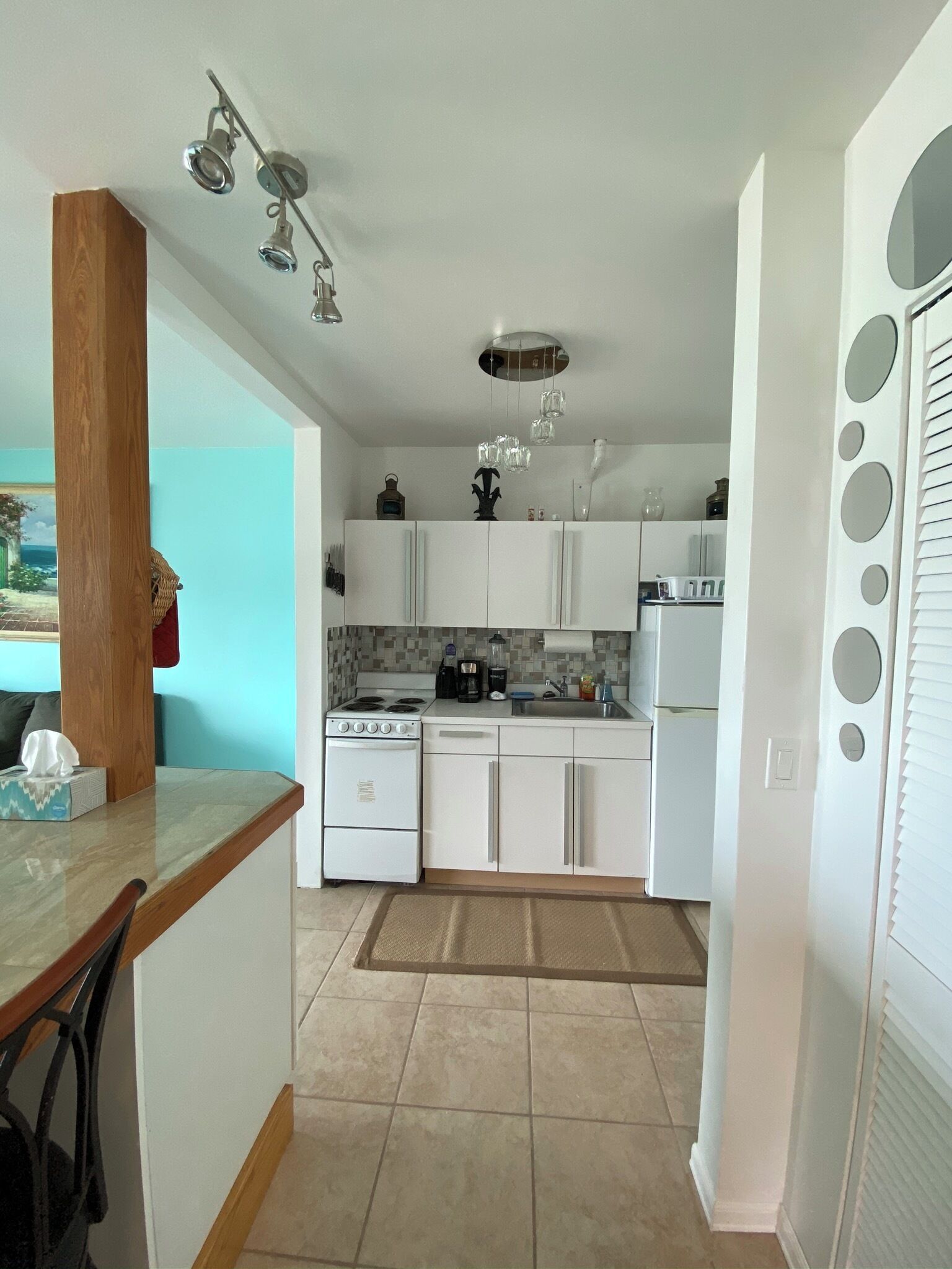 Kylskåp, mikrovågsugn, ugn och spishäll