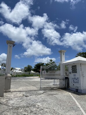 المنطقة المحيطة بالمنشأة