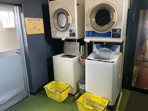 Een wasserette met twee wasmachines en twee manden.