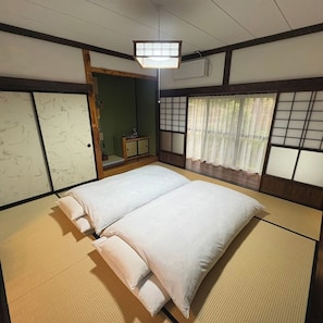 1 soverom, skrivebord, wi-fi (inkludert) og sengetøy