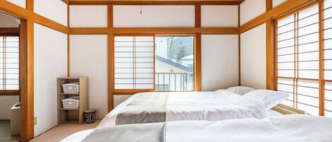 4 bedrooms, desk, iron/ironing board, free WiFi