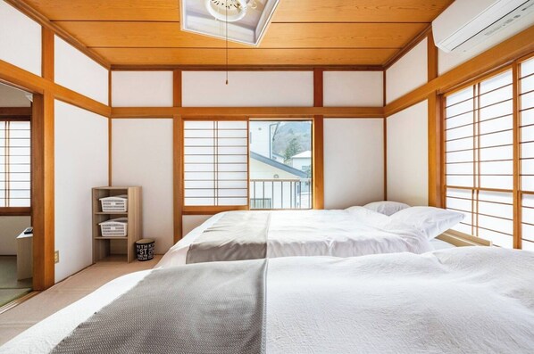 4 bedrooms, desk, iron/ironing board, free WiFi