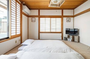 3 bedrooms, desk, iron/ironing board, free WiFi