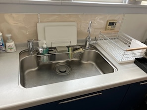 冷蔵庫、電子レンジ、コンロ、調理器具と食器