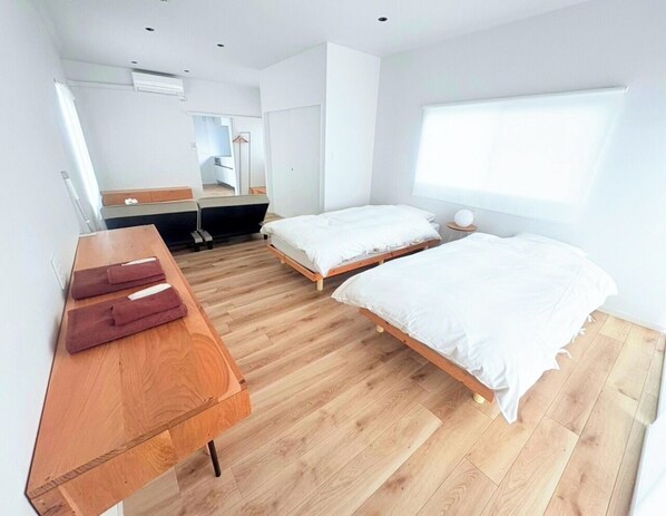 1 sovrum, skrivbord, internet och sängkläder