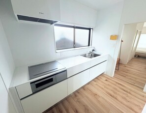 Réfrigérateur, micro-ondes, plaque de cuisson