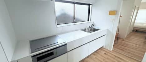 Fridge, microwave, stovetop, cookware/dishes/utensils