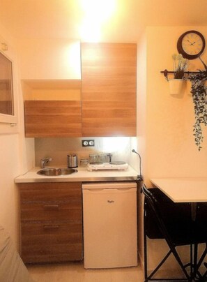 Réfrigérateur, micro-ondes, four, plaque de cuisson