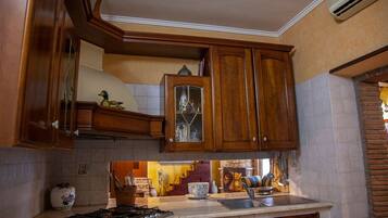 Køleskab, ovn, kogeplade, kaffe-/temaskine