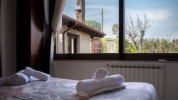 3 camere, una scrivania, insonorizzazione, ferro/asse da stiro