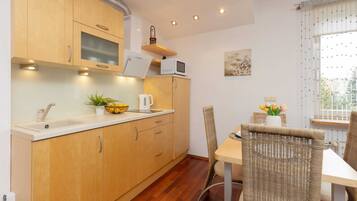 Réfrigérateur, micro-ondes, plaque de cuisson