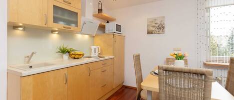 ثلاجة، ميكروويف، موقد طهي مسطح، مستلزمات طهي/أطباق/أوعية